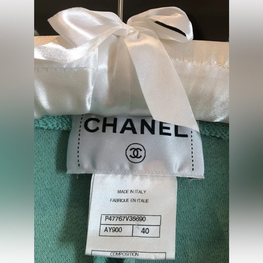 Gorgeous Chanel Green jacket w/Pearl Embellishment, beautiful Metallic Thread - Picture 6 of 12